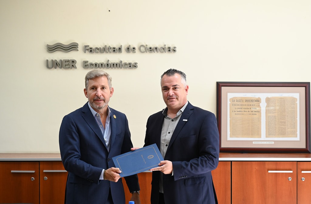 La entrega se realizó en el marco de una visita del mandatario provincial a la facultad