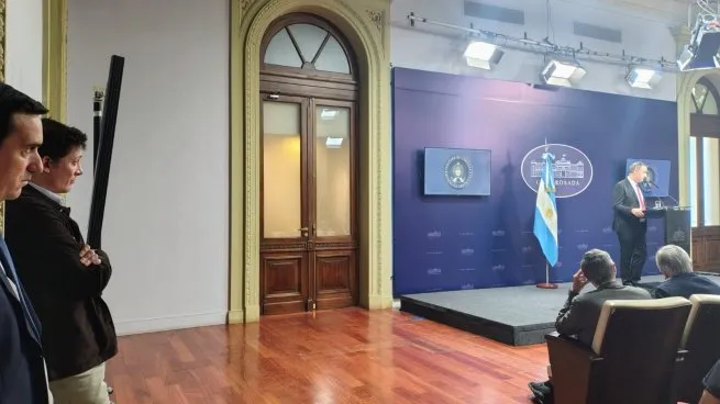  Cargó contra la prensa