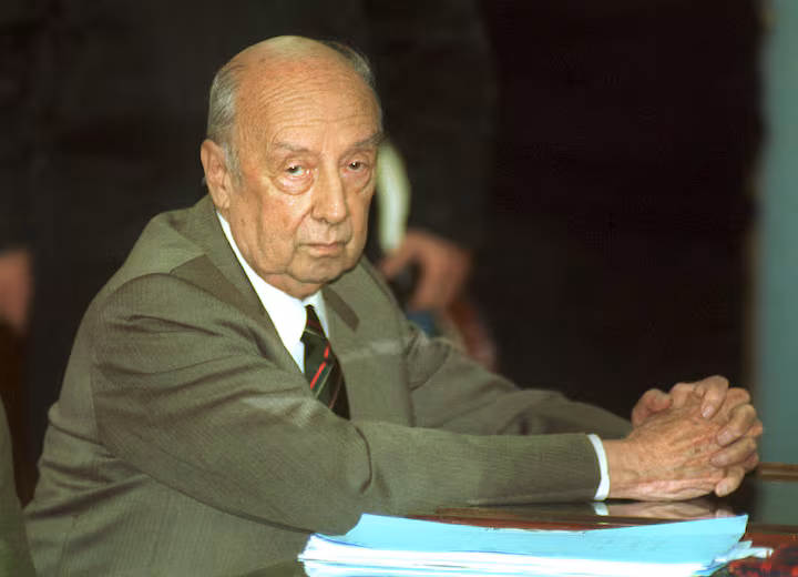 Allanan la casa de Suárez Mason en busca de archivos de la dictadura