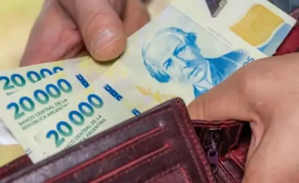 El salario mínimo vale menos que en 2001 y debería triplicarse para recuperar su poder de compra original