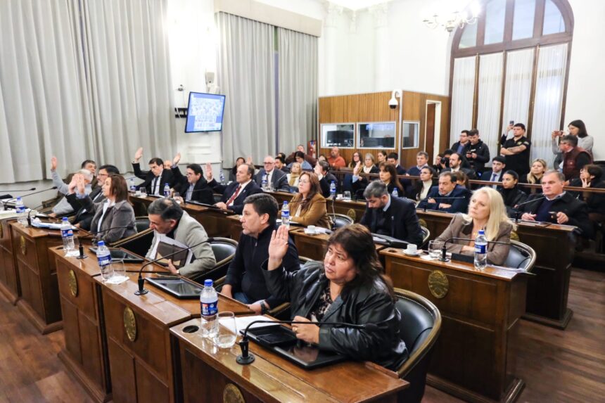 Con disturbios y dos votos del pj