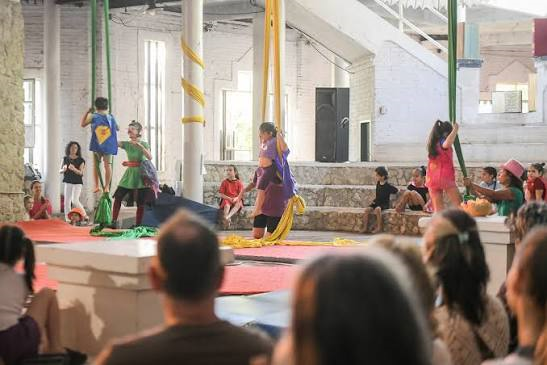Tras la concesión, funcionarios municipales participaron de una asamblea en el Centro Cultural Gloria Montoya